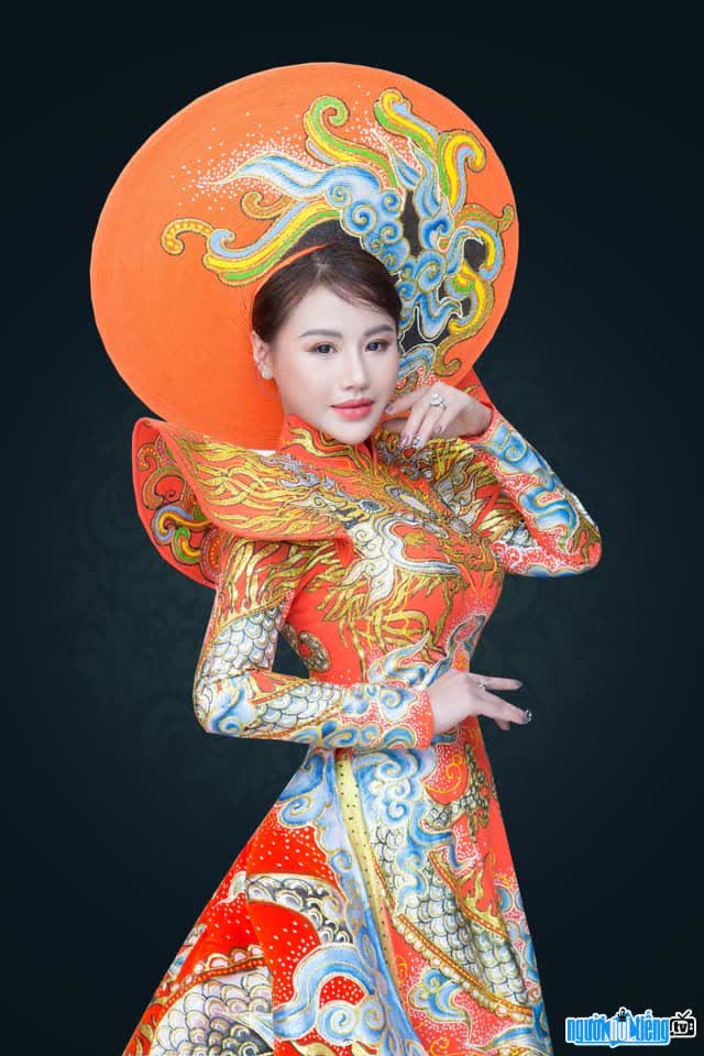 Hình ảnh hoa hậu Anna Đỗ Ngọc diện trang phục áo dài truyền thống