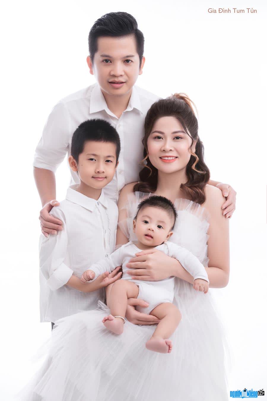 Hình ảnh TikToker Lê Anh Tuấn bên gia đình