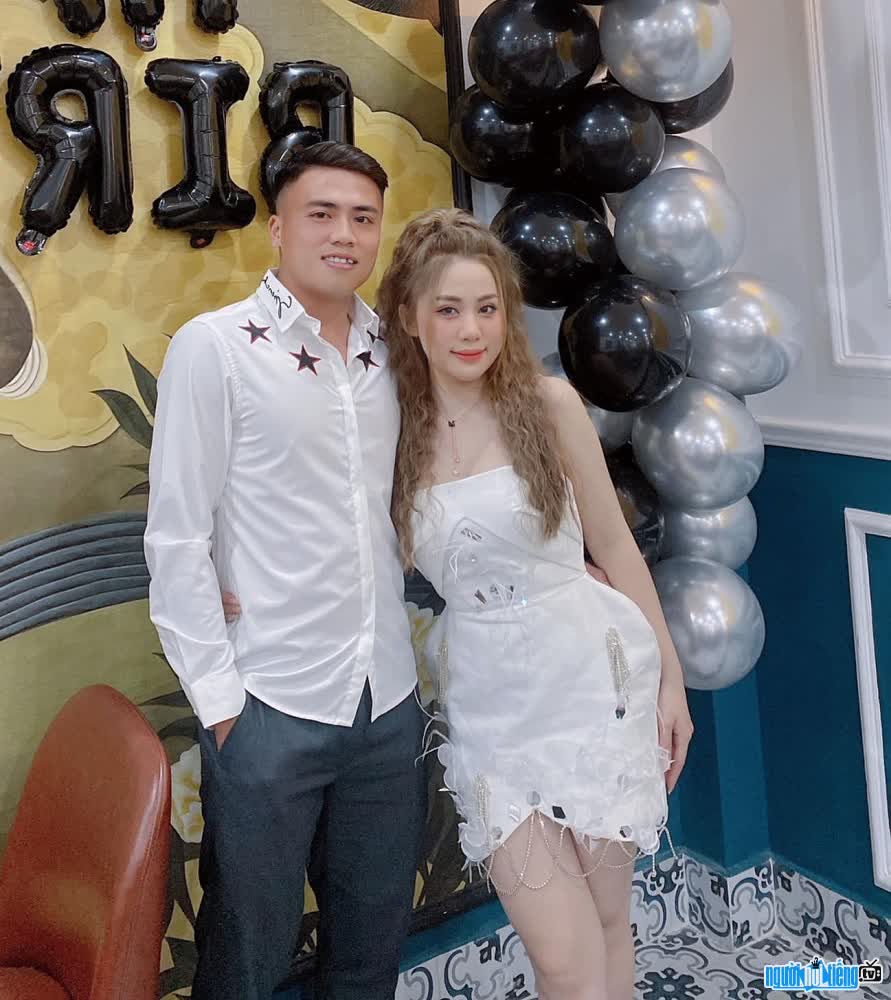 Phan Ba Hoang is happy with his girlfriend