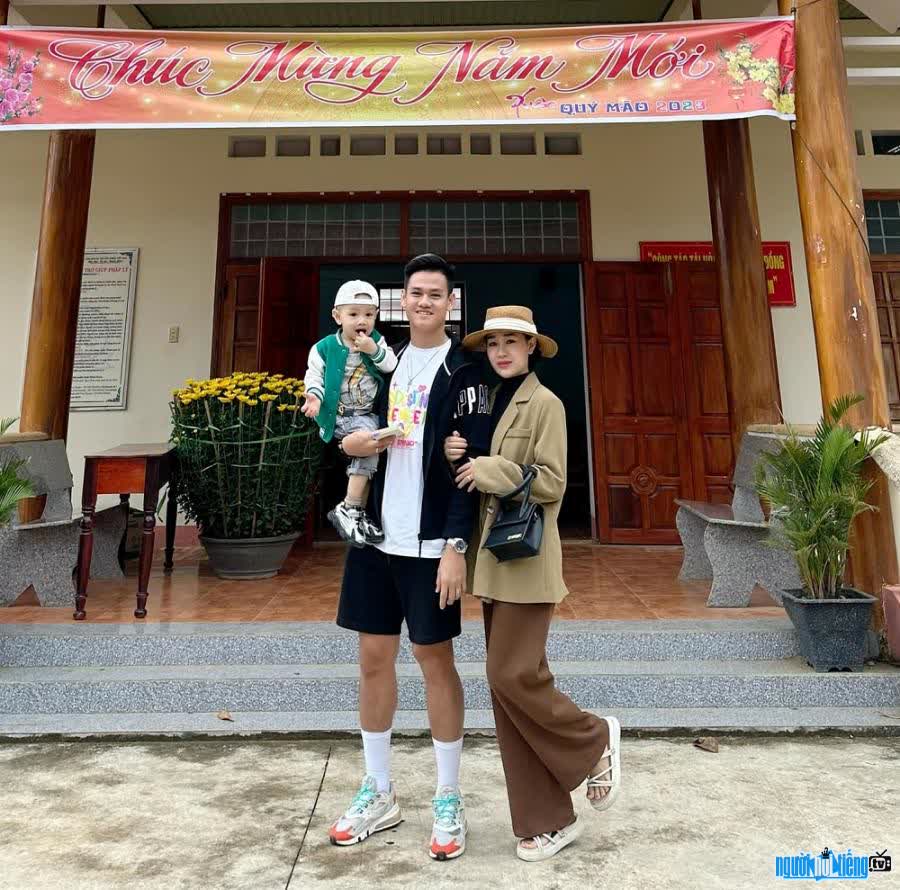 Gia đình hạnh phúc Hiếu Phạm - Hồ Tấn Tài khi đi từ thiện