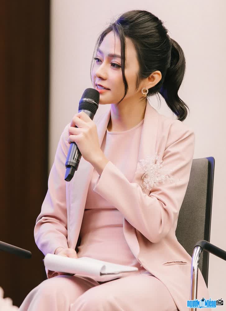  Thu Thuy - a talented female MC