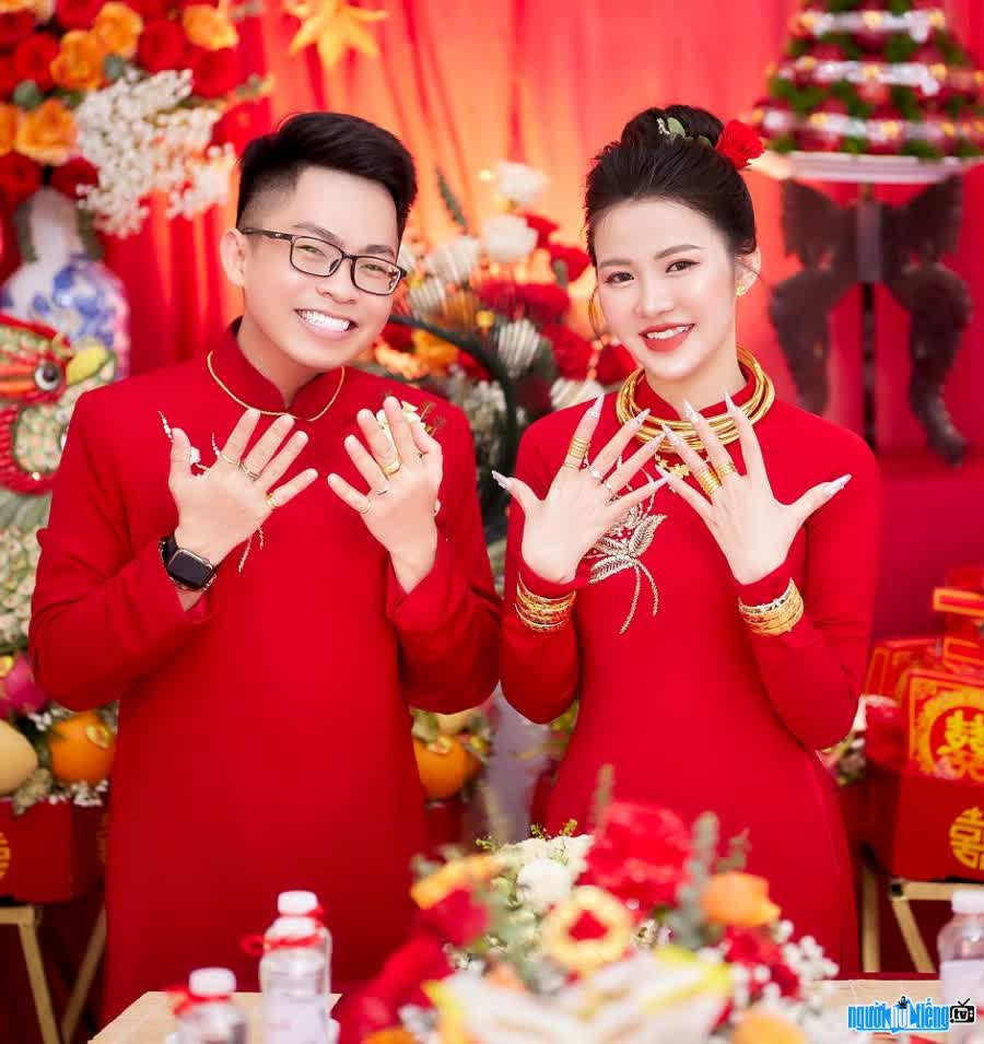 Nguyễn Thị Bình Nhi hạnh phúc bên chồng trong ngày cưới