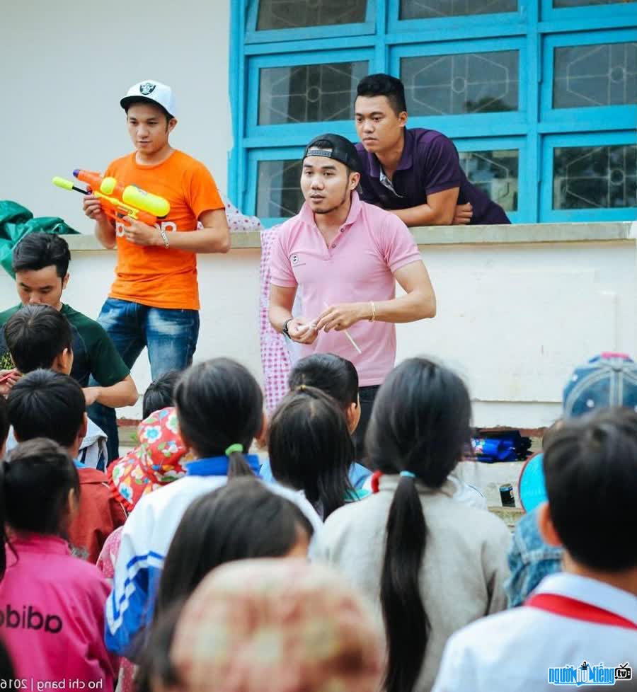 Ho Hoang Liem participating in a charity trip to help disadvantaged children towel