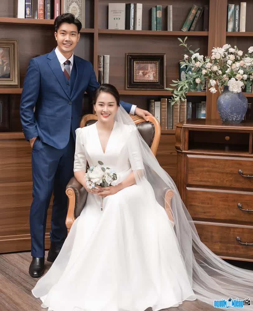 Happy image of Nguyen Linh Chi and her husband