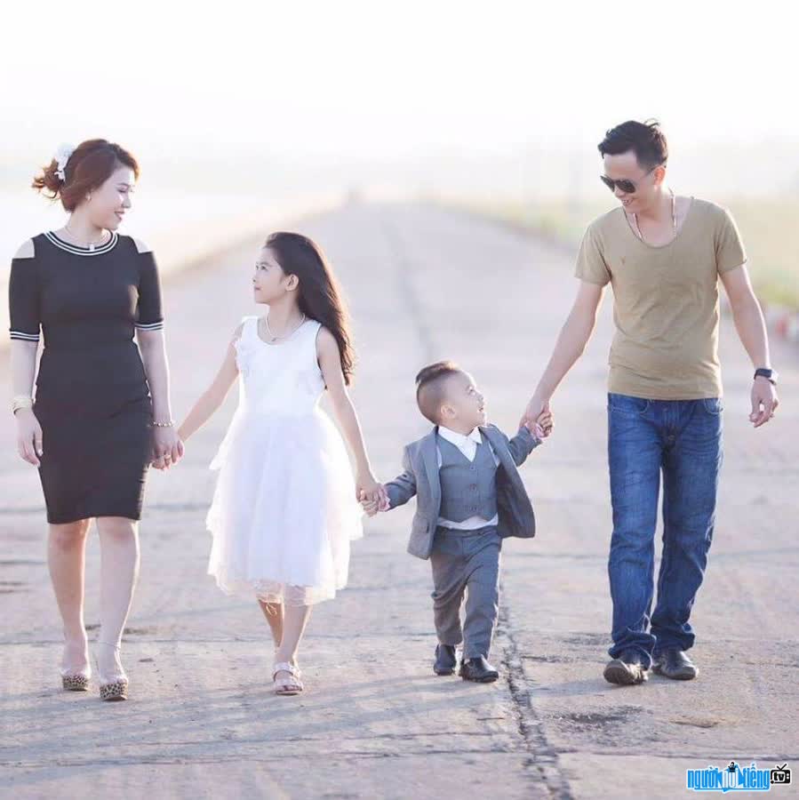 Hình ảnh TikToker Lâm Hiền bên gia đình