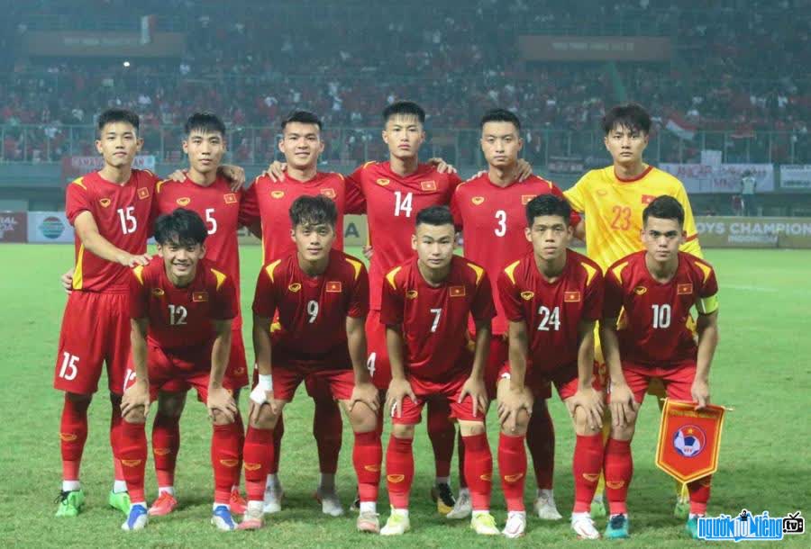  Nguyen Dinh Bac with teammates