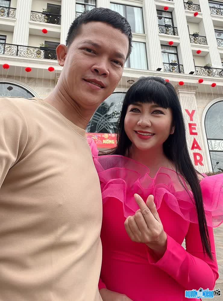 Picture of MC Ngoc Tien with her husband Nhan Sy Toan