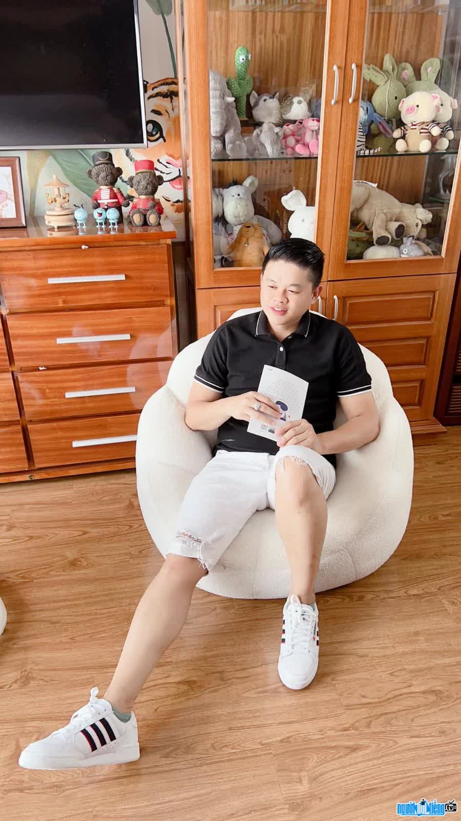 Daily life image of businessman Simon Tu