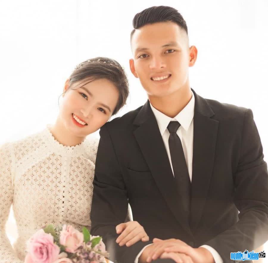 Hình ảnh hạnh phúc của cầu thủ Hoàng Văn Khánh bên vợ
