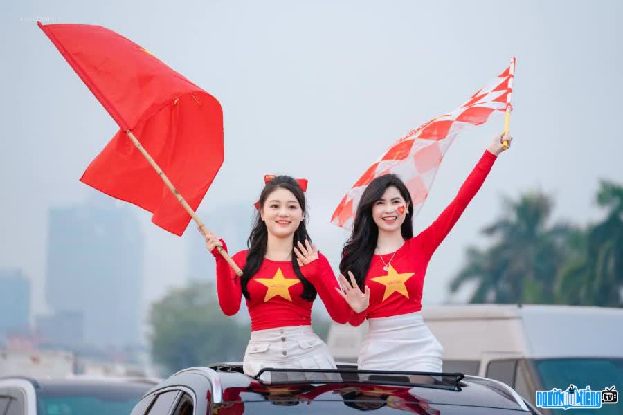 Hình ảnh hot girl Cao Tú Hường làm cổ động viên cho đội tuyển Việt Nam