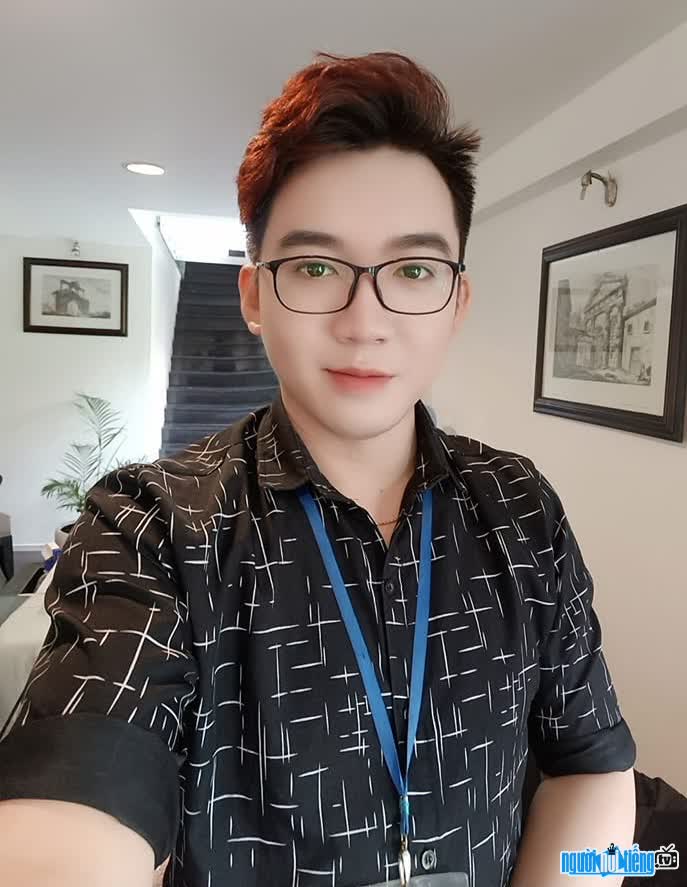  Image of singer Ly Hoang Linh is handsome and elegant