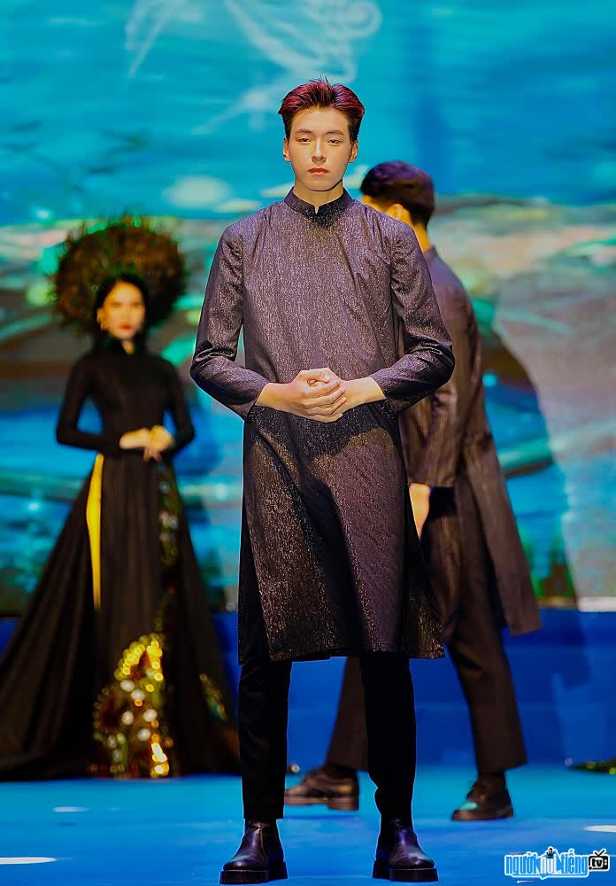  the image of Vinh Dam confidently performing on stage