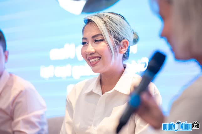 Image of Youtuber Trang Banana at a talkshow about sex