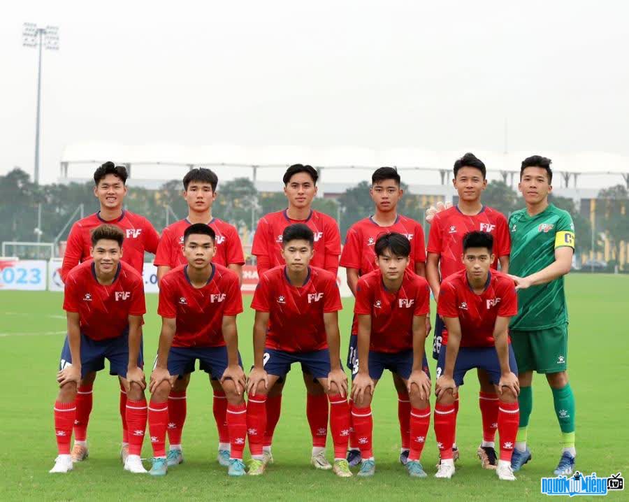 Thủ môn Nguyễn Quang Trường cùng đồng đội U19 PVF