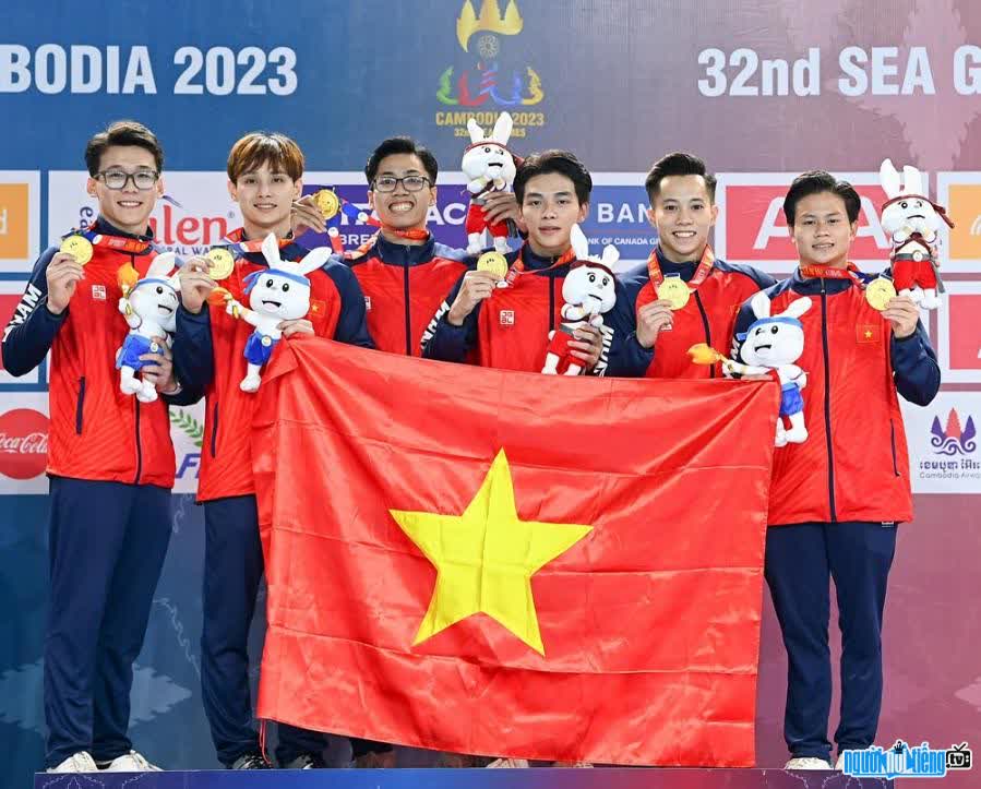 athlete Le Thanh Tung and his teammates participate in the 32nd SEA Games