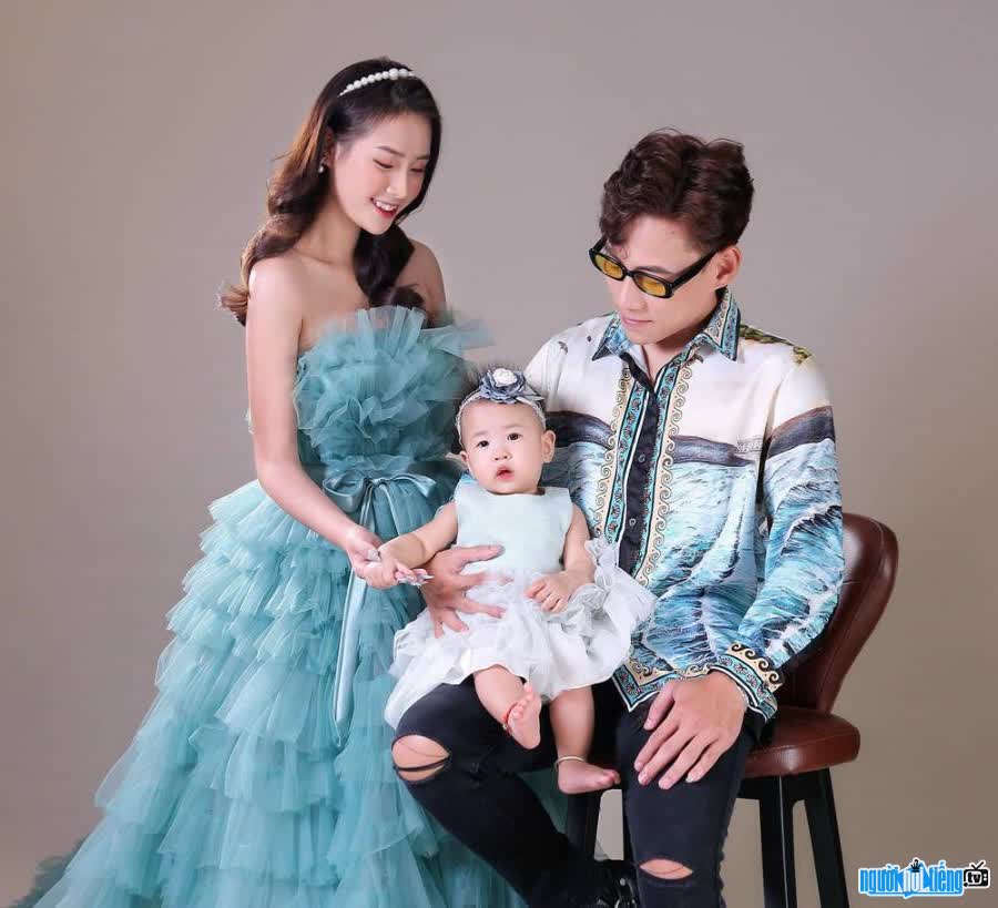 The happy family image of the model Nguyen Anh Tuyet
