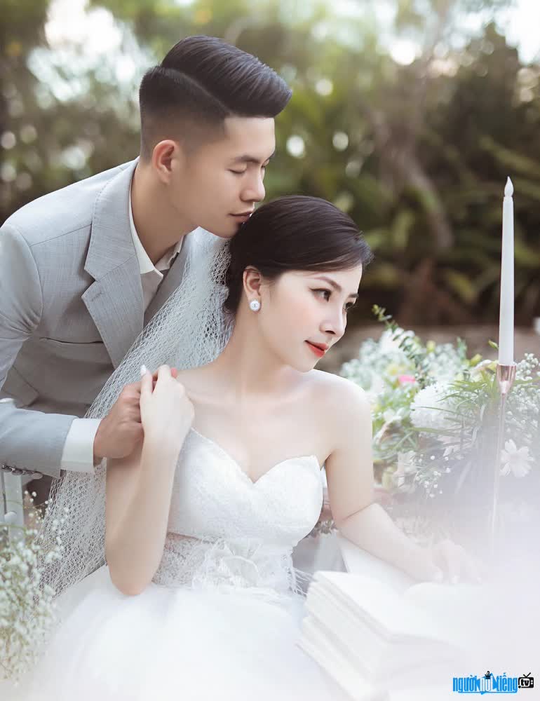  Happy wedding photo of the player and wife Phan Van Hieu