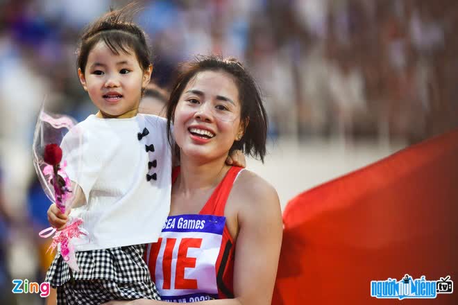 Hình ảnh vđv Nguyễn Thị Huyền hạnh phúc bên con gái sau khi giành huy chương Vàng