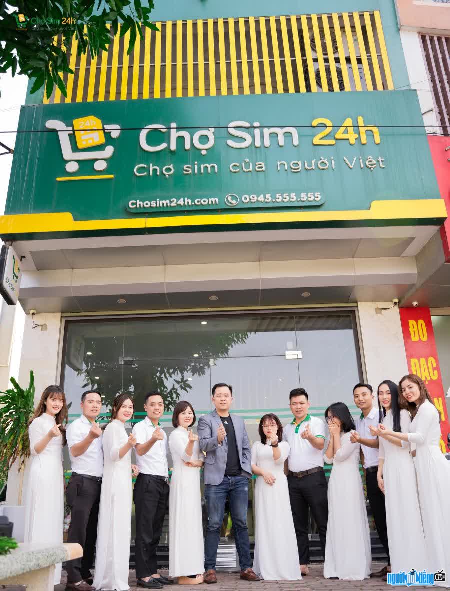 Picture of Tiktoker Tuan Sim and his staff