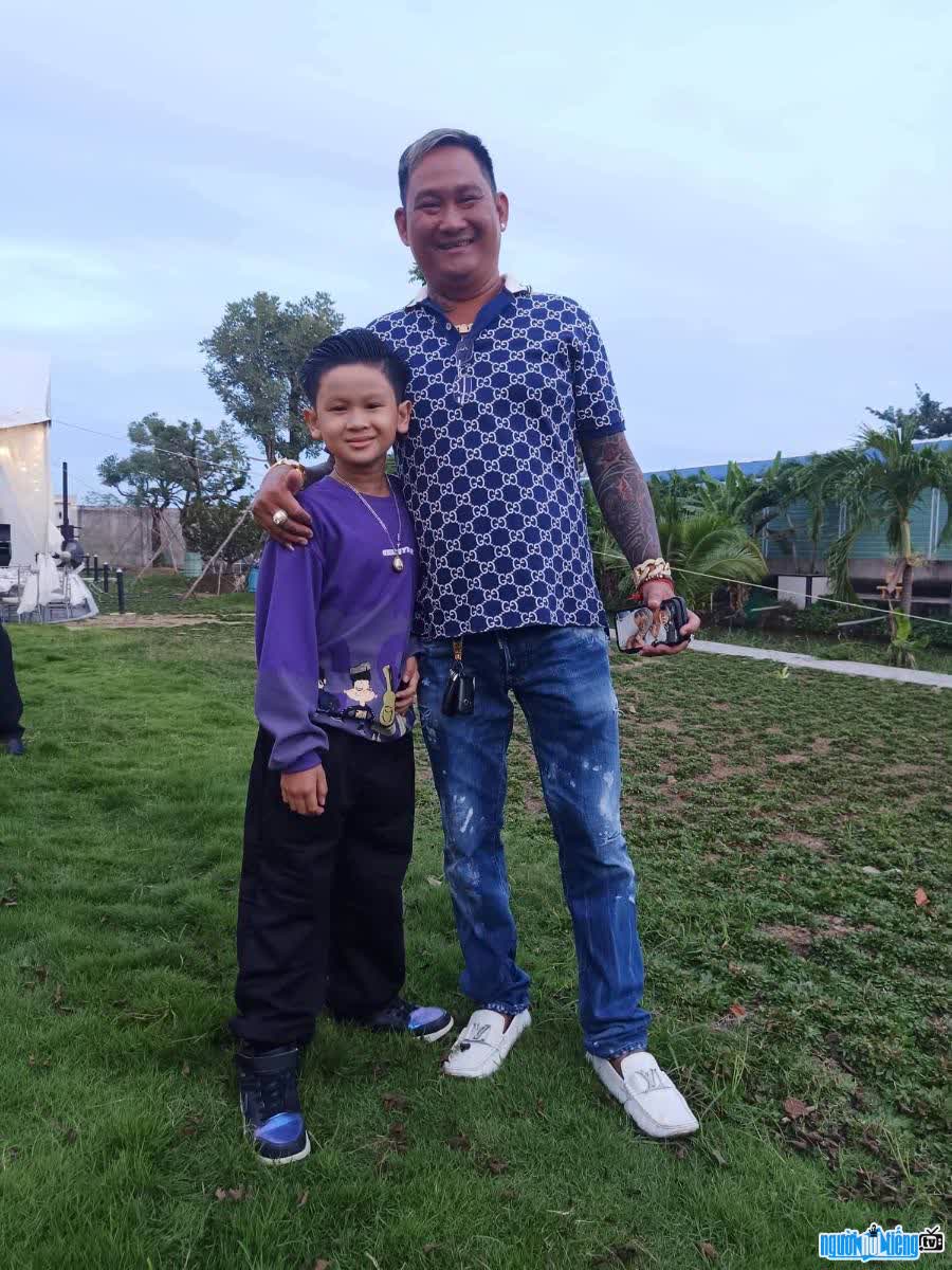 Hình ảnh mới nhất của Đặng Hữu Tiền cùng con trai