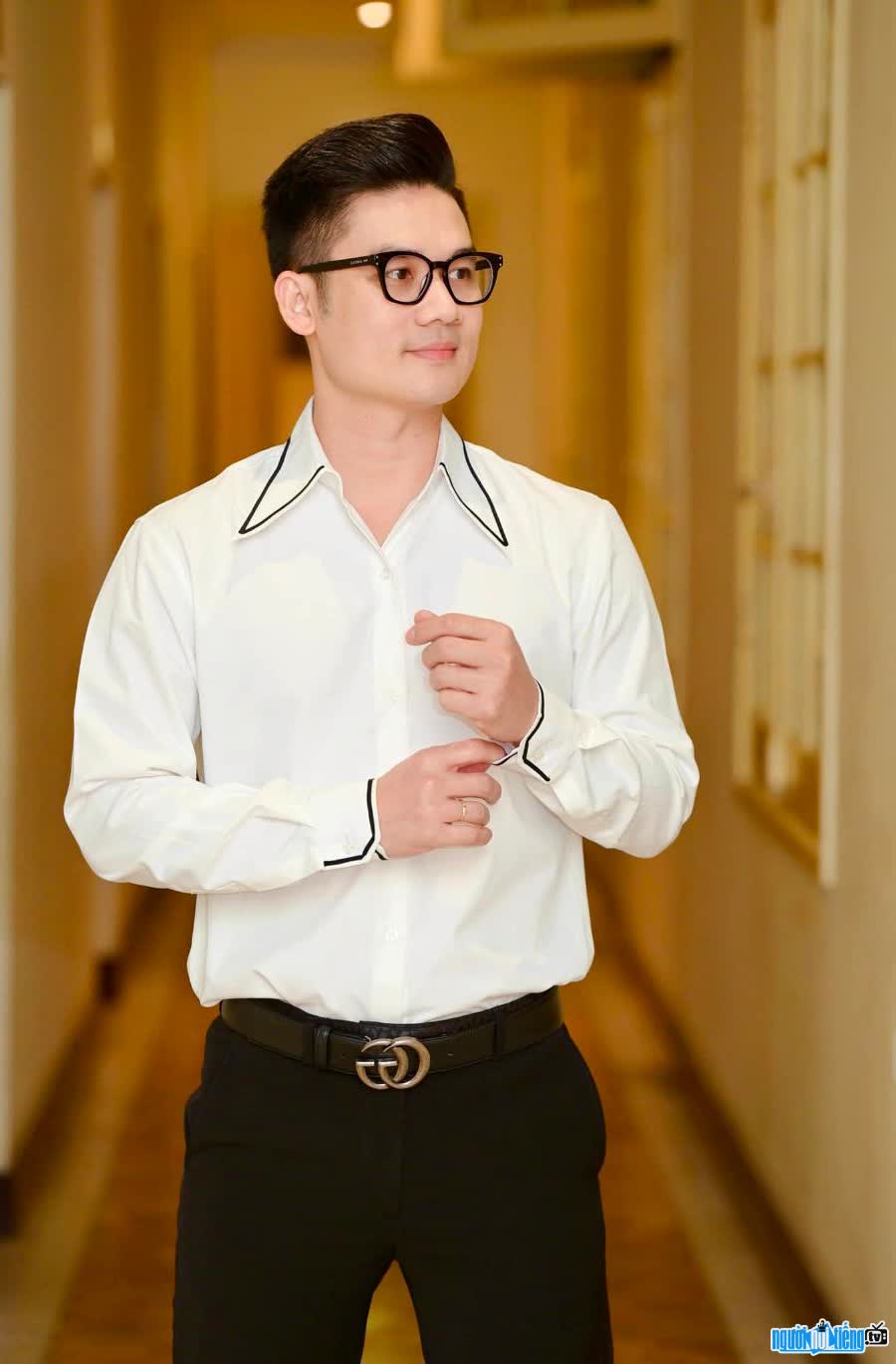 Portrait photo of singer Han Minh Tu
