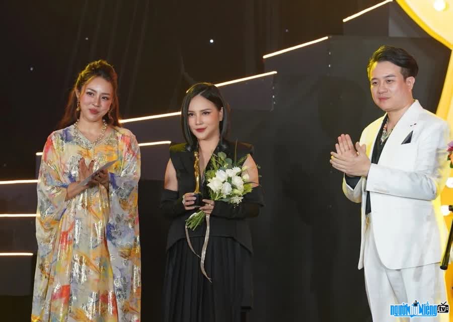 Nhà thiết kế Lê Nguyễn Nhật Linh nhận vinh danh Nhà Thiết kế của năm