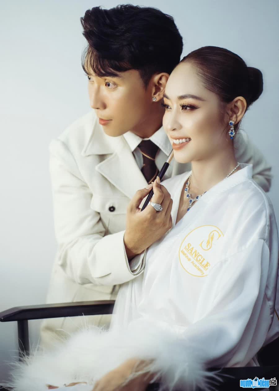 Sang Lê là một trong những chuyên gia trang điểm có tiếng trong ngành makeup Việt