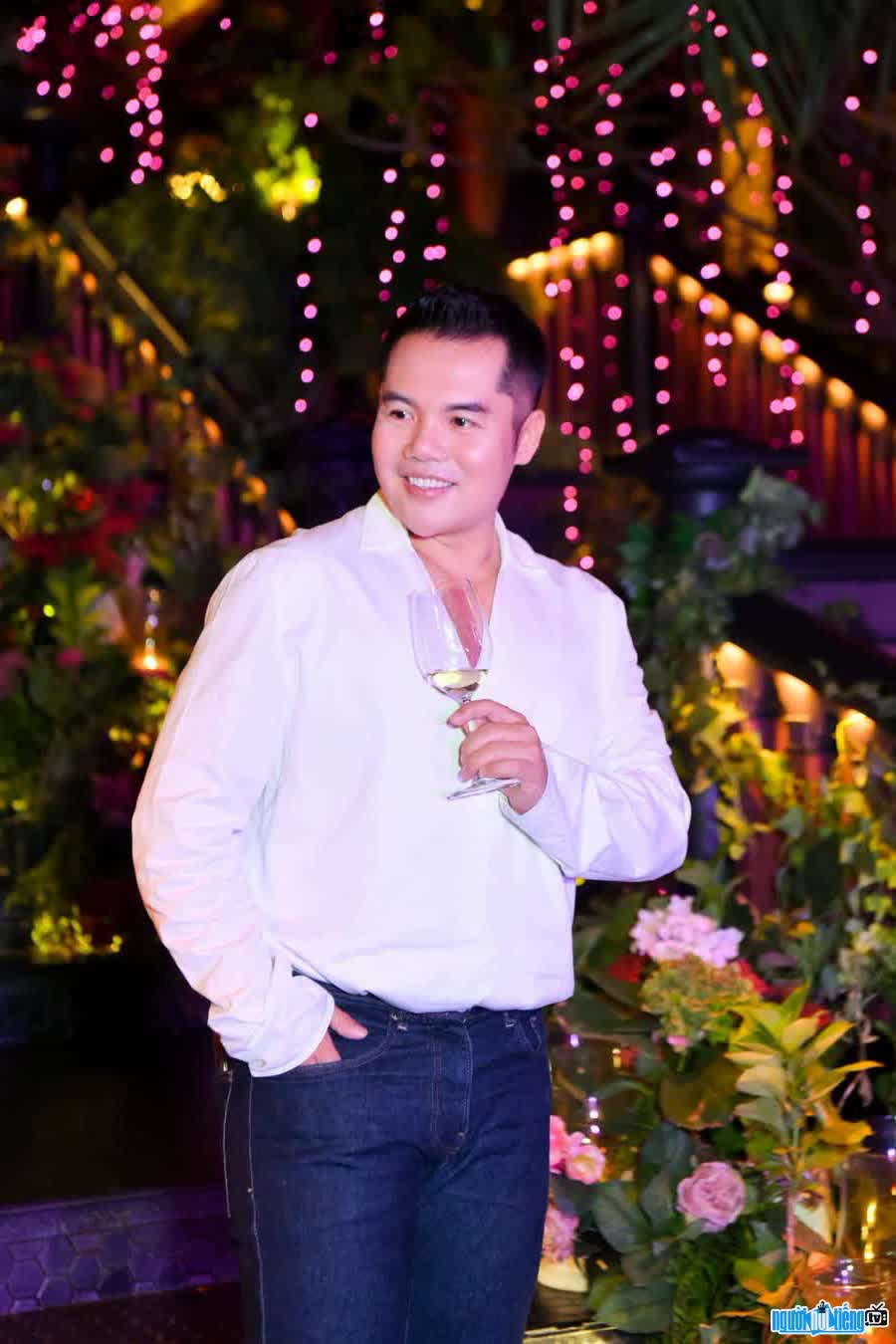  Image of powerful CEO Alec Luong