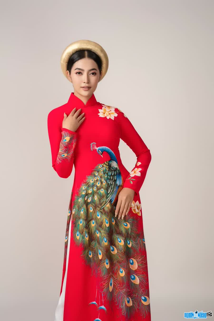 Hình ảnh hoa hậu Thu Uyên duyên dáng trong tà áo dài