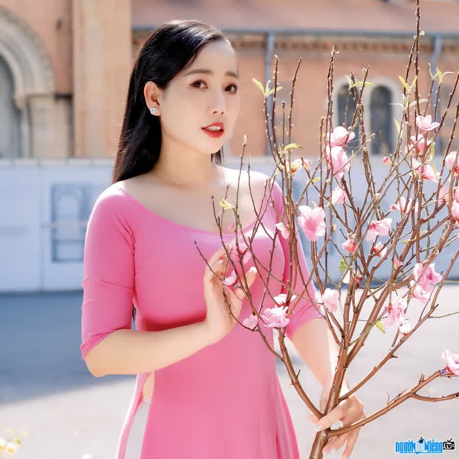 Hình ảnh diễn viên Phạm Hồng xinh đẹp trong tà áo dài