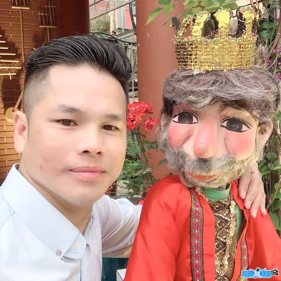  Image of artist Tran Quy Quoc always devoted to his passion for buying puppets
