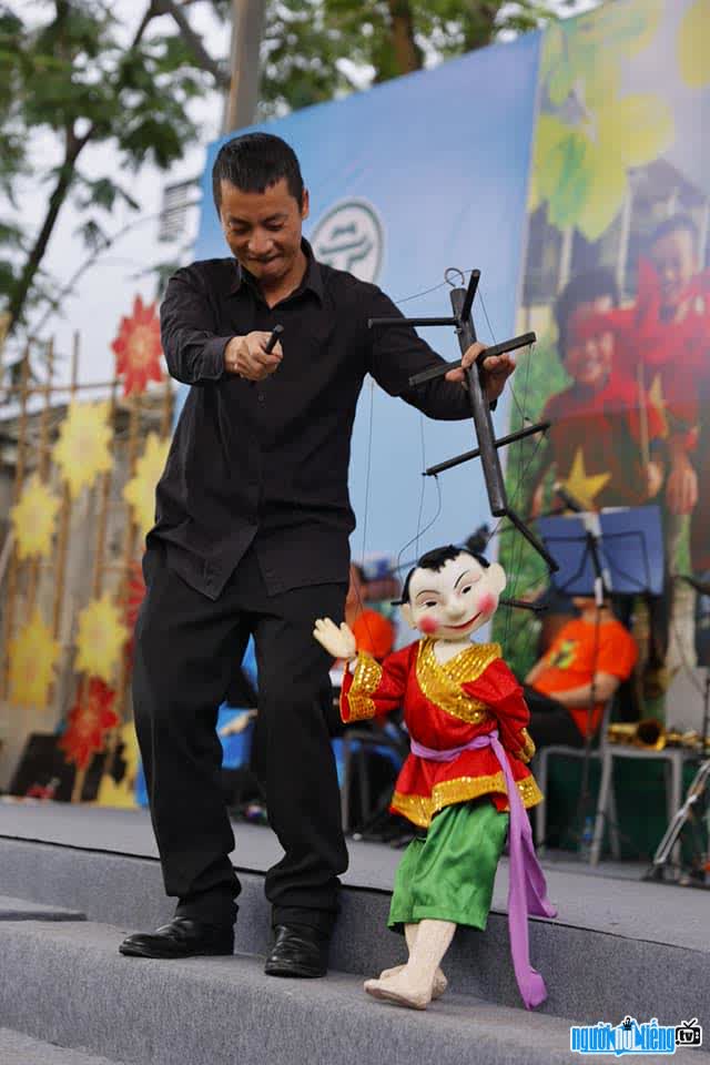  Image of Xuan Long passionately with his puppet
