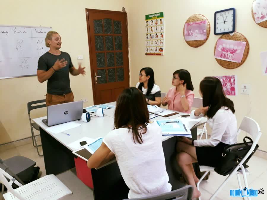 Youtuber Chic Tay Valentin teaches English to Vietnamese people