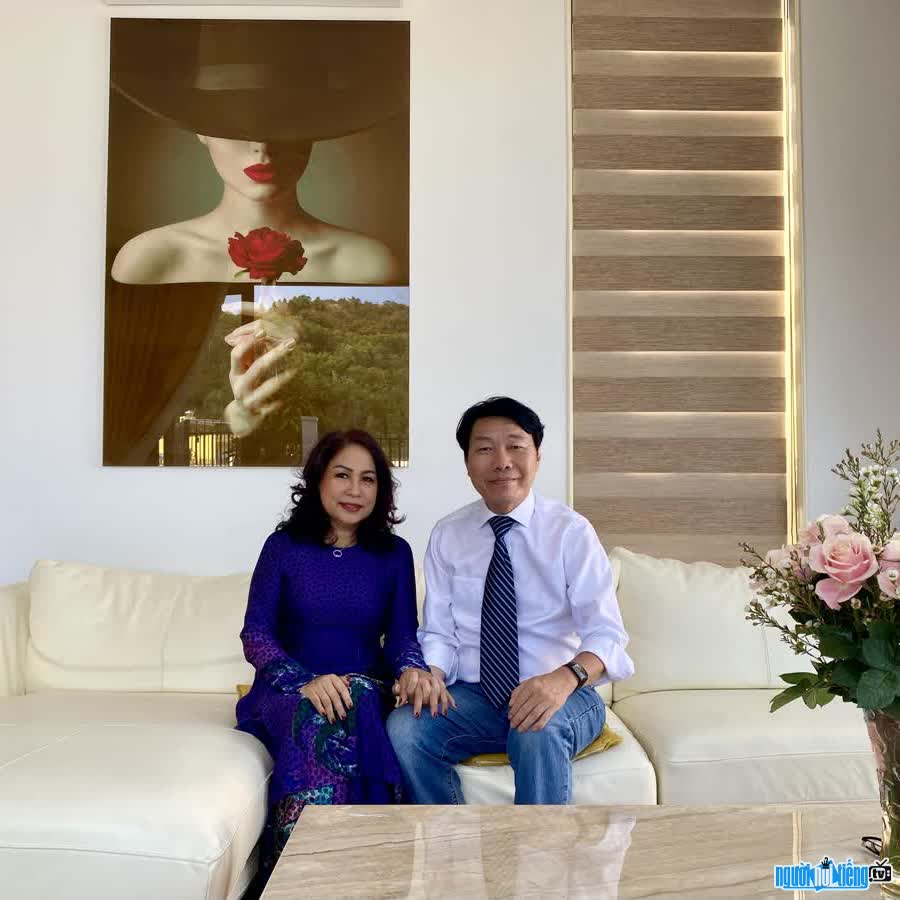 Hình ảnh diễn viên Huỳnh Kiến An hạnh phúc bên vợ