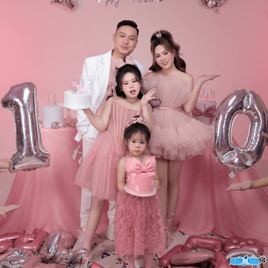  Image of happy family of businessman Truong Viet Anh