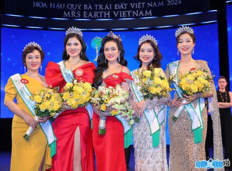  Image of Miss Vu Thi Hoa with 4 runner-ups