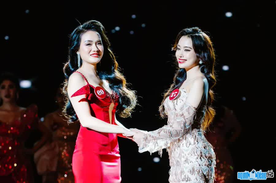  Image of Runner-up Nguyen Hong Lanh with Miss Vu Thi Hoa