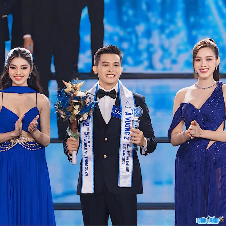  Image of Dinh Ta Bi receiving the 2nd runner-up award in the Mr World Vietnam 2024 contest