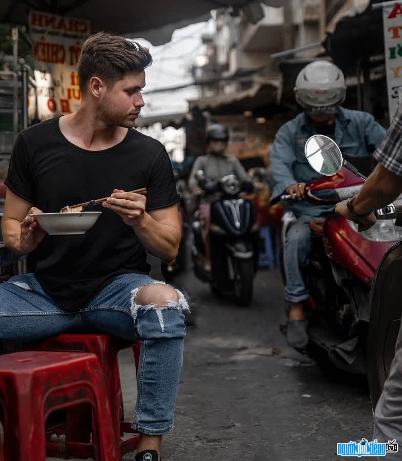 Youtuber Max McFarlin được mệnh danh là trùm street food Việt Nam