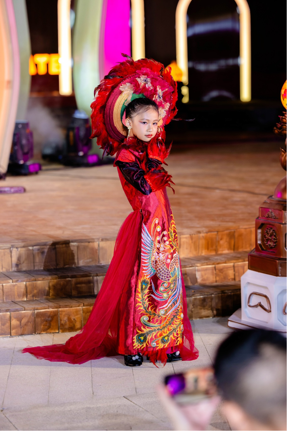  Beautiful and confident image of child model Tran Mai Viet on stage