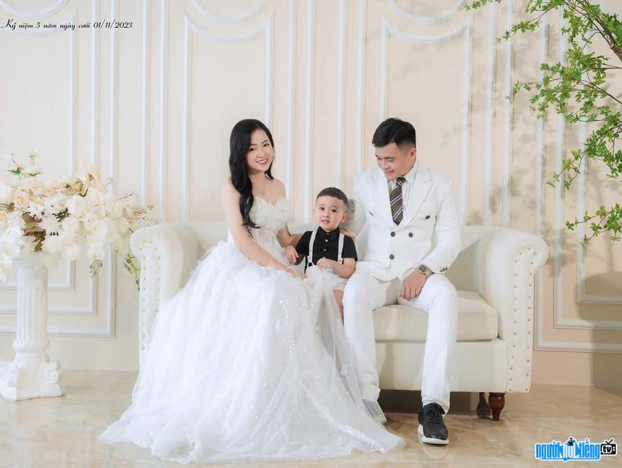 Parody singer Duy Hung celebrates 5 years of wedding