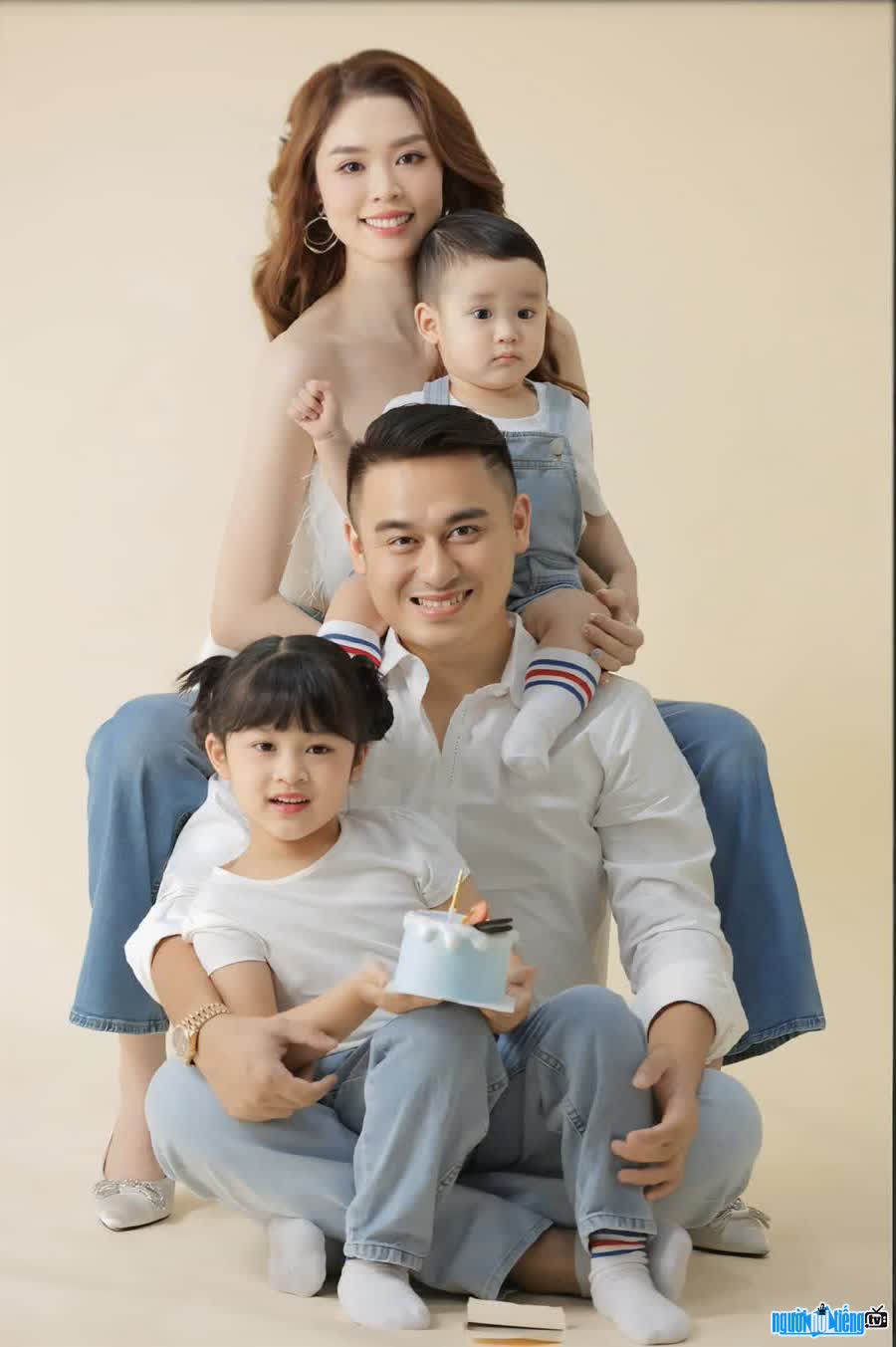  Image of Huy Phan's happy family