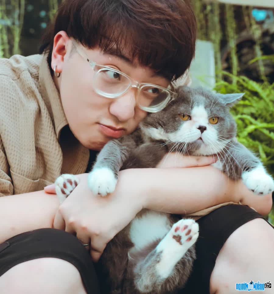 Hình ảnh Tiktoker Việt Anh Quả Chanh và một chú mèo cưng của mình