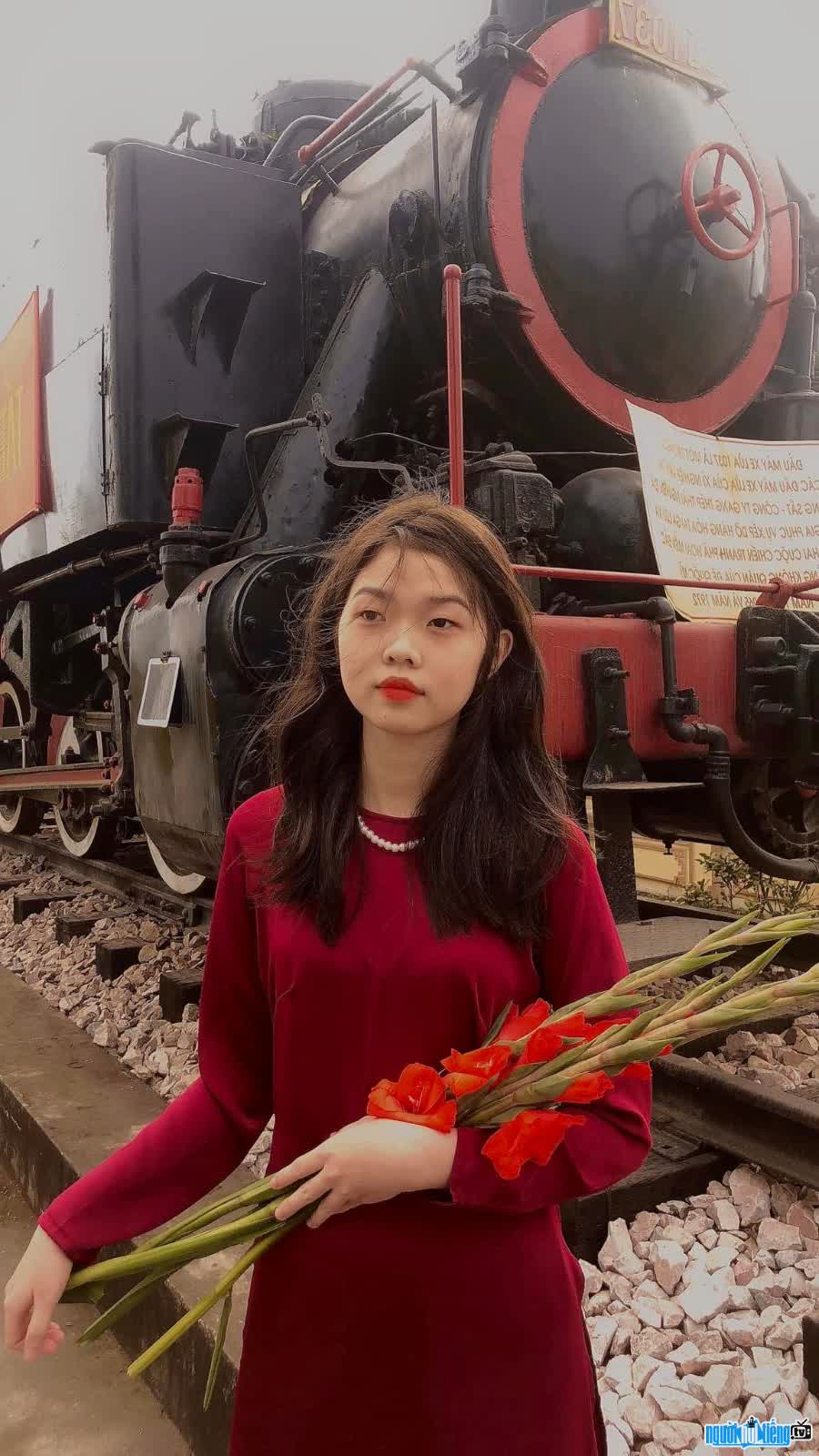 Hình ảnh Tiktoker Vũ Thị Quỳnh Anh dịu dàng với áo dài đỏ