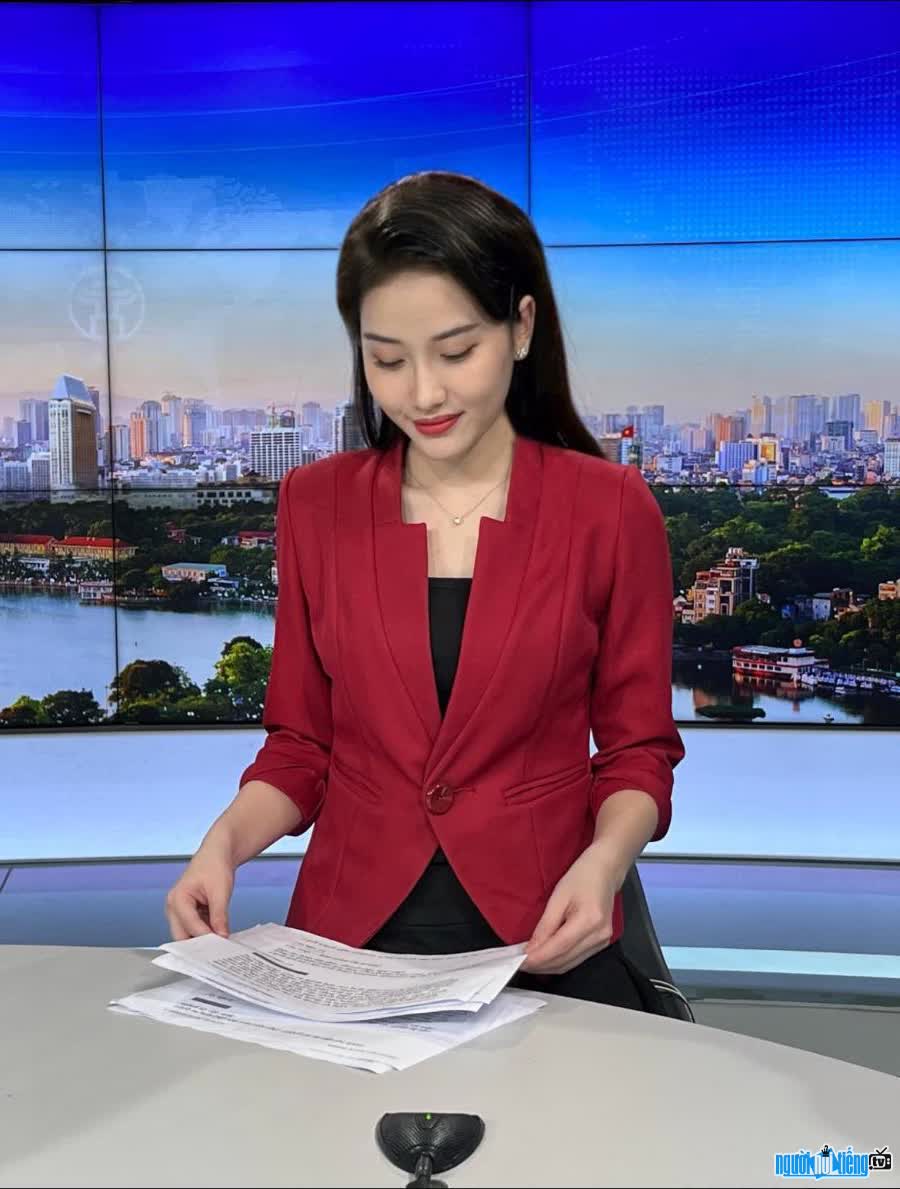 Picture of MC Dinh Thuy Dung on television