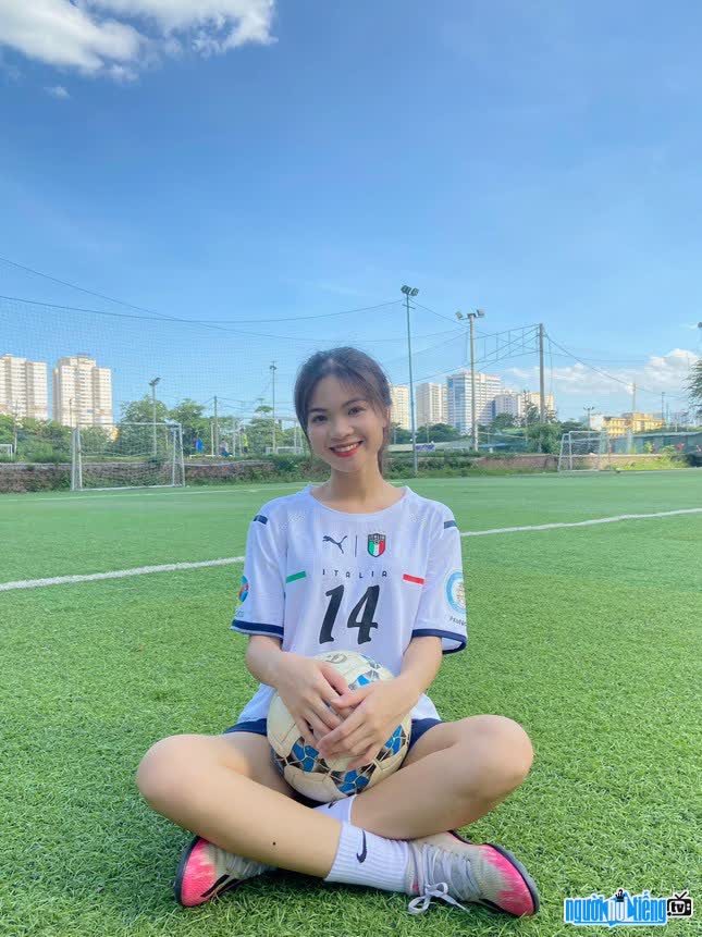 Photo model Nhung Han smiles brightly on the field