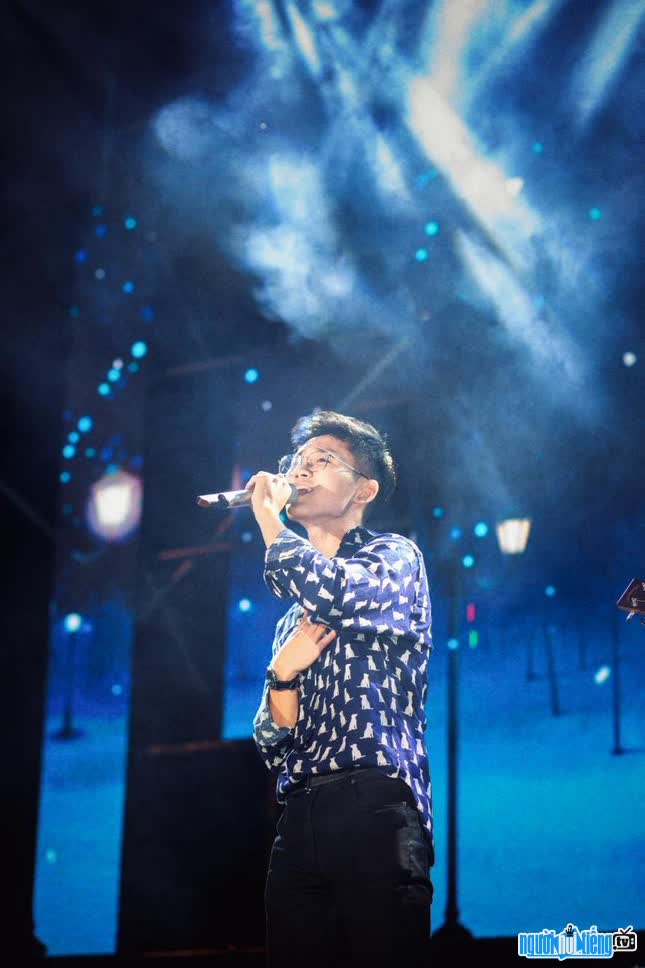 Image of Tiktoker Zuy Hau on stage