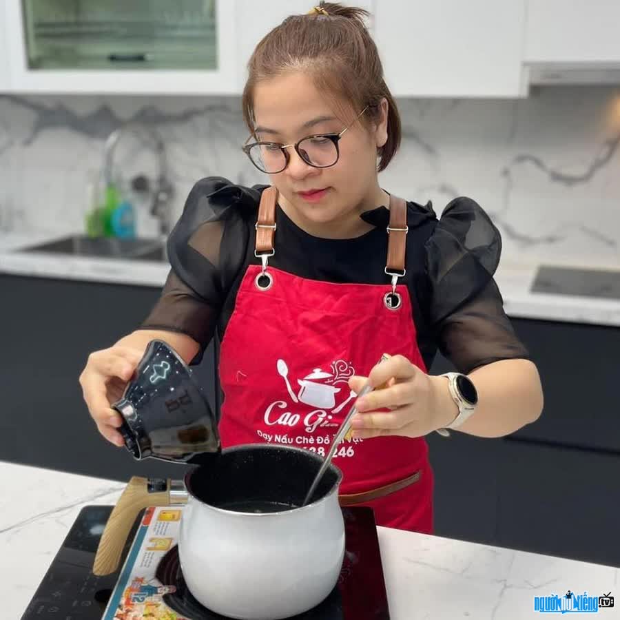 Teacher Cao Giang helps many housewives change their lives