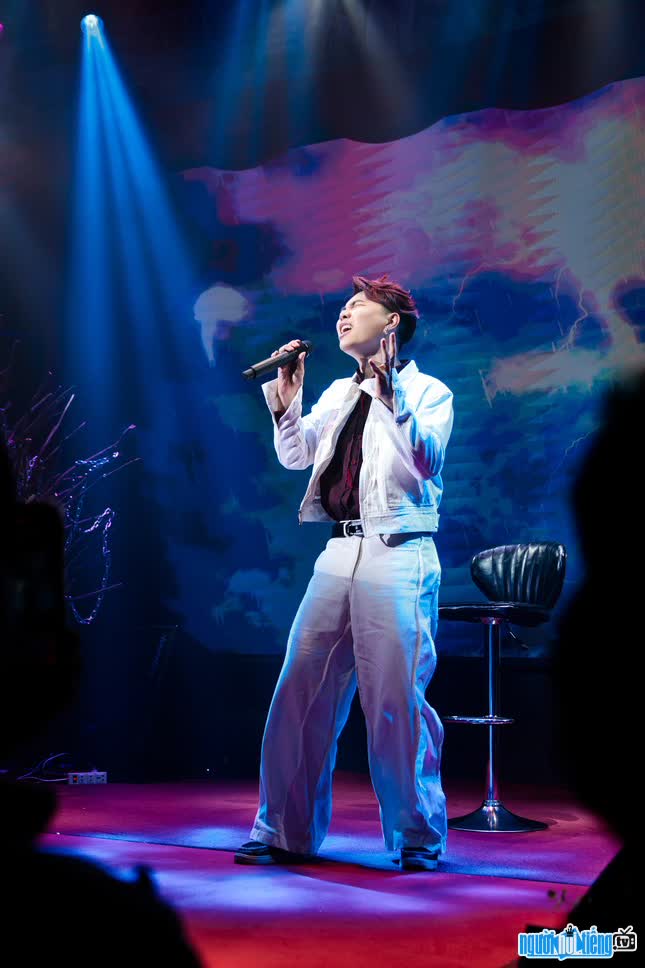 Hình ảnh ca sĩ Kiey biểu diễn trên sân khấu