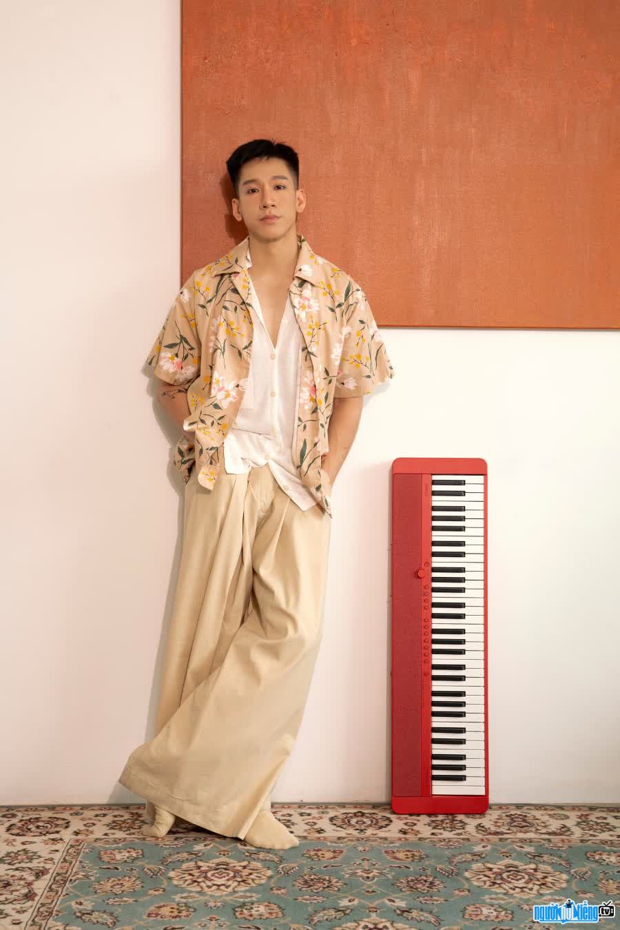 New image of musician Minh Min